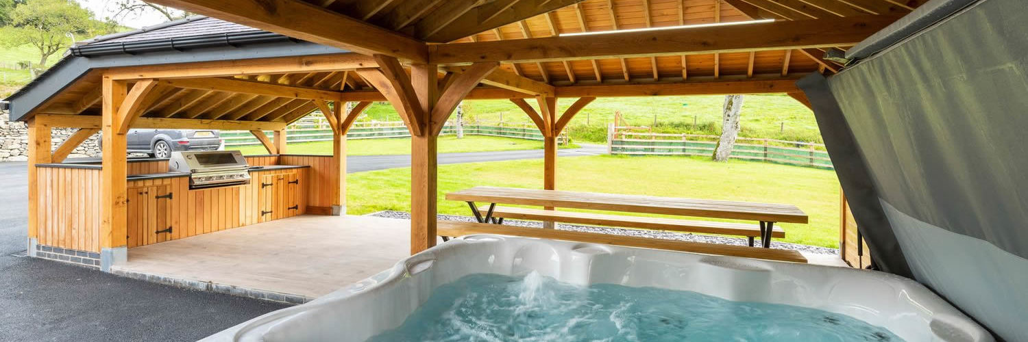 Hot tub, seating and a BBQ undercover