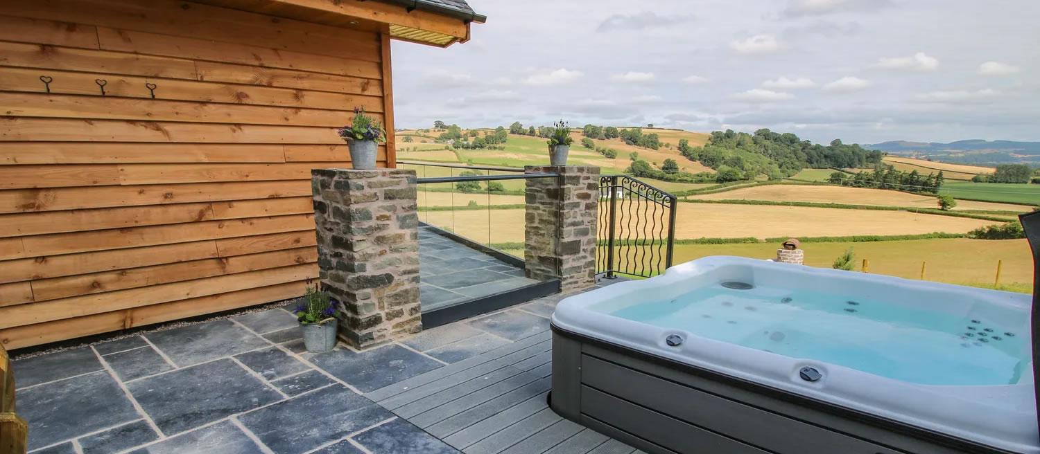 Log Cabin With Stunning View From The Hot Tub